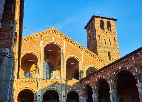 Vista Fachada Oeste Desde Atrio Ansperto Basílica Sant Ambrogio Milán — Foto de Stock