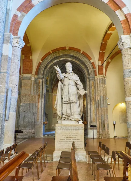 Milán Italia Diciembre 2018 Estatua Papa Pío Basílica Sant Ambrogio — Foto de Stock