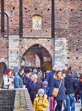 Milan, İtalya - 29 Aralık 2018. Castello Sforzesco, Sforza Kalesi, kemer üzerinde Visconti kat kapıları biri geçiş turistler. Milan, Lombardiya, İtalya.
