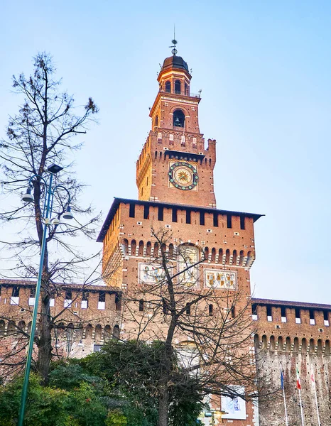 ミラノ イタリア 2018 夕暮れ時のスフォルツァ城スフォルツェスコのフィラレーテ タワー ミラノ ロンバルディア イタリア — ストック写真
