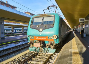Torino, İtalya - 30 Aralık 2018. Trenitalia bir İtalyan tren istasyonunda bir trenin. Turin, Piedmont, İtalya.