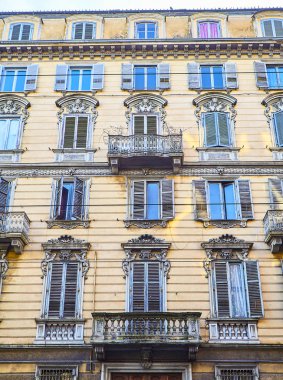 Neoklasik cephe tipik bir Avrupa Bina. Turin, Piedmont, İtalya.