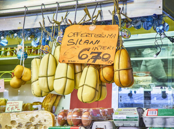 Турин, Италия - 30 декабря 2018 года. Сыр Provola Silana продается в ларьке для деликатесов Madama Cristina Market. Мбаппе, Италия
.