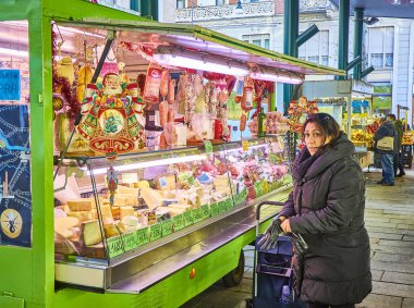 Torino, İtalya - 30 Aralık 2018. Bir kadın bir charcuterie ahır Madama Cristina Market alış. Turin, Piedmont, İtalya.