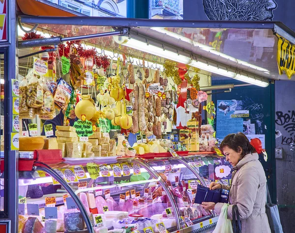 Turín Itálie Prosince 2018 Žena Nákup Kabince Uzeniny Madama Cristina — Stock fotografie