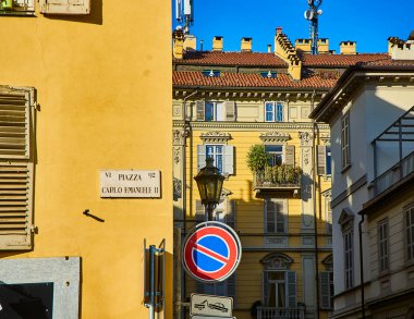 Neoklasik cephe tipik bir Avrupa Bina. Turin, Piedmont, İtalya.