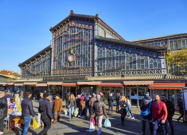 Torino, İtalya - 31 Aralık 2018. Vatandaşlar Antica Tettoia dell'Orologio Porta Palazzo taze yiyecek parçası bina, önünde Pazar. Piazza della Repubblica Meydanı'na görüntüleyin. Turin, Piedmont, İtalya.