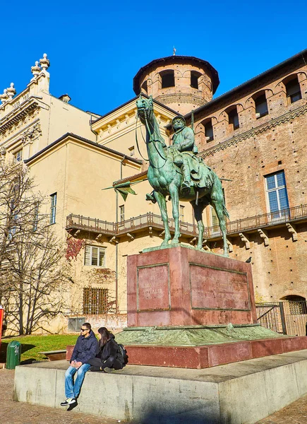 意大利都灵 2018年12月31日 意大利骑士纪念碑与阿卡城堡的背景 卡斯特略广场广场 皮埃蒙特 意大利 — 图库照片