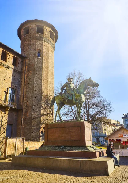 意大利都灵 2018年12月31日 意大利骑士纪念碑与阿卡城堡的背景 卡斯特略广场广场 皮埃蒙特 意大利 — 图库照片