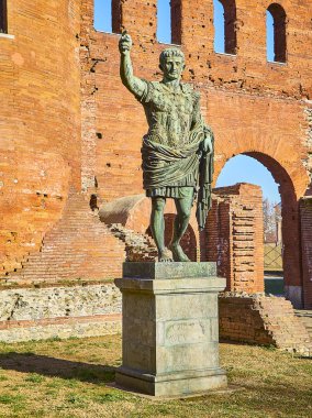 Augustus Caesar Porta Palatina kapısı önünde heykeli. Via Cesare Augusto Meydanı. Turin, Piedmont, İtalya.