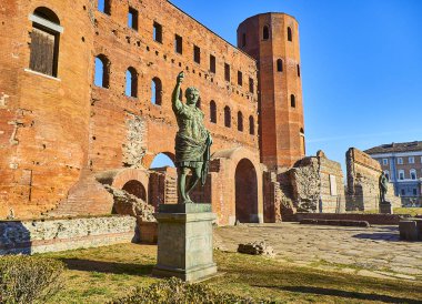 Augustus Caesar Porta Palatina kapısı önünde heykeli. Via Cesare Augusto Meydanı. Turin, Piedmont, İtalya.