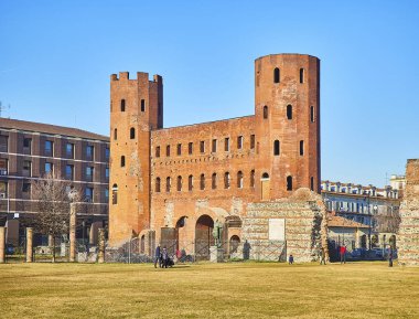 Torino, İtalya - 31 Aralık 2018. Aiuola Secondo Pia Park içinde belgili tanımlık geçmiş Porta Palatina kapaklı. Via Cesare Augusto Meydanı. Turin, Piedmont, İtalya.