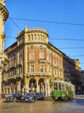 Torino, İtalya - 31 Aralık 2018. Via Cernaia ve Via Pietro Micca sokakları geçerken bir tramvay. Via Solferino Meydanı'na görüntüleyin. Turin, Piedmont, İtalya.