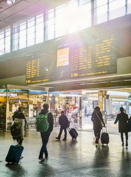 Turijn Italië Januari 2019 Reizigers Onder Een Digitale Tijdschema Weergeven — Stockfoto