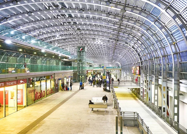 Turim Itália Janeiro 2019 Viajantes Salão Principal Estação Ferroviária Porta — Fotografia de Stock