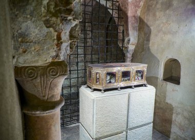 Asti, İtalya - 1 Ocak 2019. Sandığa San Secondo Cella Confessionis, crypt of Saint Secondo Katolik Kilisesi, Collegiate di San Secondo içinde kemiklerin içeren gümüş. Asti, Piedmont, İtalya.