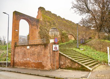 Asti, İtalya - 1 Ocak 2019. Asti surlar. Via Paolo Lugano kare görüntüleyin. Asti, Piedmont, İtalya.