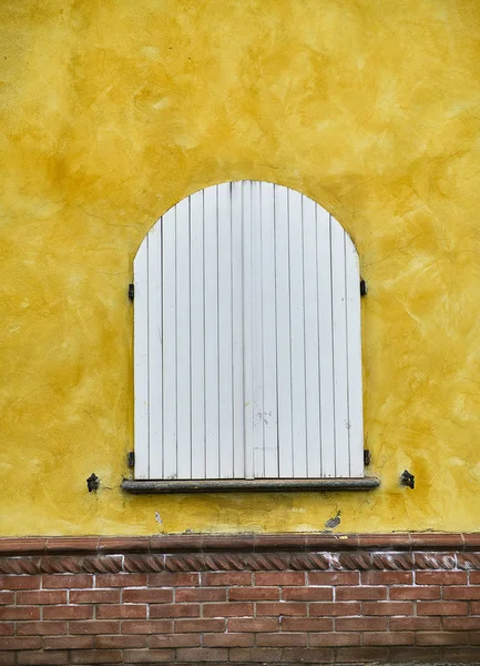 Sienna Renk Duvarda Yarım Puanlık Pencere Asti Piedmont Talya — Stok fotoğraf