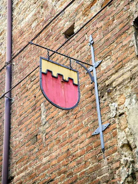 Keskiaikaisen Suojakilven Metallinen Laatta Astin Tiilijulkisivulla Piemontessa Italiassa — kuvapankkivalokuva
