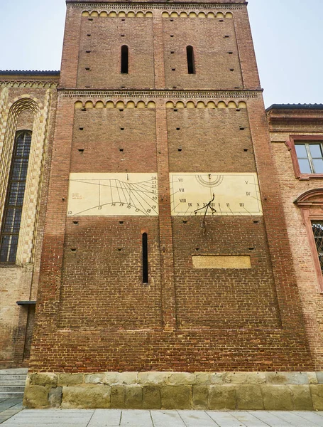 Сундиаль Боковом Фасаде Cattedrale Santa Maria Assunta San Fardo Asti — стоковое фото