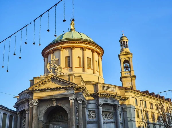 圆顶和钟楼的 Chiesa 前教堂圣玛丽亚伊玛科拉塔德尔格拉齐教堂 Viale 帕帕乔瓦尼 Xxxii 街的看法 意大利伦巴第大区贝加莫 — 图库照片