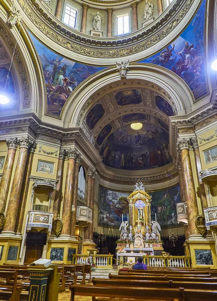 Bergamo, İtalya - 4 Ocak 2019. NEF Immacolata Chiesa Prepositurale di Santa Maria delle Grazie Kilisesi. Bergamo, Lombardy, İtalya.