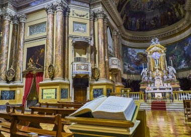 Bergamo, İtalya - 4 Ocak 2019. NEF Immacolata Chiesa Prepositurale di Santa Maria delle Grazie Kilisesi. Bergamo, Lombardy, İtalya.