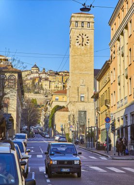 Bergamo, İtalya - 4 Ocak 2019. Kule Palazzo delle Poste e Citta Alta ile Telegrafi içinde belgili tanımlık geçmiş. Largo Bortolo Belotti sokaktan görüntüleyin. Bergamo, Lombardy, İtalya.