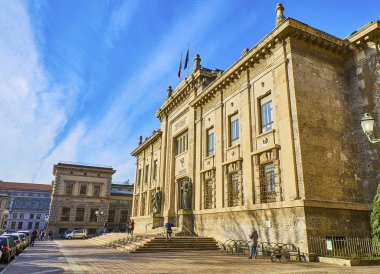 Bergamo, İtalya - 4 Ocak 2019. Palazzo della Procura della Repubblica, Adalet Sarayı Bergamo ana cephesi. Piazza Dante Alighieri Meydanı. Bergamo, Lombardy, İtalya.
