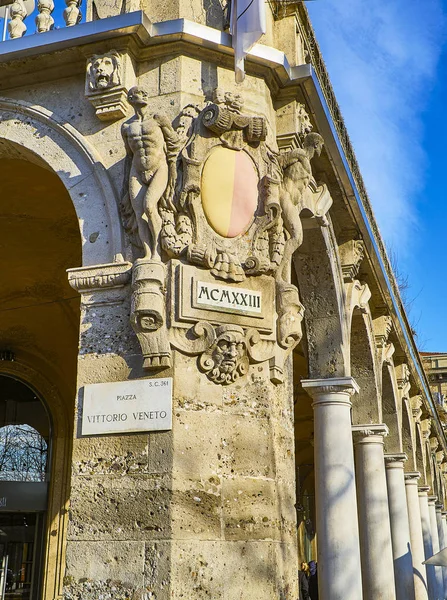 Vapenskölden Bergamo Ett Hörn Sentierone Portico Piazza Cavalieri Vittorio Veneto — Stockfoto