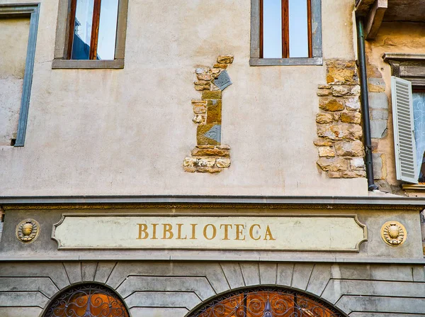 図書館 公共図書館 看板の上の中世窓の名残 チッタ アルタ ベルガモ イタリア ロンバルディア州 — ストック写真