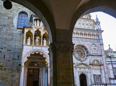 Ana cephe Basilica di Santa Maria Maggiore ve Colleoni Şapel. Palazzo della Ragione Palace kemer görüntüleyin. Piazza del Duomo gün batımında. Citta Alta, Bergamo, Lombardy, İtalya.