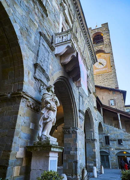 Bergamo Itália Janeiro 2019 Estátua Torquato Tasso Frente Pórtico Palácio — Fotografia de Stock