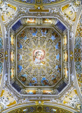 Bergamo, İtalya - 3 Ocak 2019. Virgin, sıvaların ve kubbe sekizgen fener Crossing Basilica di Santa Maria Maggiore yukarıda Giovan Paolo Cavagna tarafından tarafından fresklere taç giyme. Piazza del Duomo, Citta Alta, Bergamo, Lom