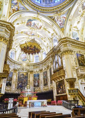 Bergamo, İtalya - 3 Ocak 2019. Papaz The Saint Alessandro Cathedral, Duomo di Bergamo, Citta Alta. Lombardy, İtalya.