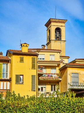 Chiesa di San Rocco Kilisesi Citta Bassa Bergamo, Lombardy, İtalya tipik binalar arasında çan kulesi. Via Giacomo Manzu sokaktan görüntülemek. 