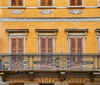 Bergamo, İtalya - 4 Ocak 2019. Neoklasik cephe eski Avrupa Bina. Bergamo, Lombardy, İtalya.