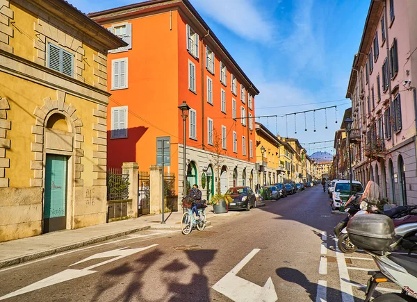 Bergamo, İtalya - 4 Ocak 2019. Via Giovanni Battista Moroni Citta Bassa, Bergamo, Lombardy, İtalya geçiş bir bisikletçi. Via Andrea Previtali sokaktan görüntülemek.