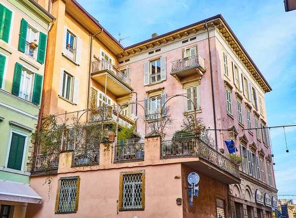 Bergamo, İtalya - 4 Ocak 2019. Neoklasik cephe eski Avrupa Bina. Bergamo, Lombardy, İtalya.