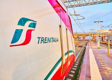 Asti, İtalya - 1 Ocak 2019. Trenitalia gün batımında bir İtalyan tren istasyonunda bir trenin. Asti, Piedmont, İtalya.