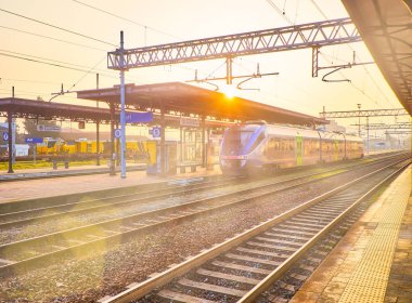 Asti, İtalya - 1 Ocak 2019. Trenitalia gün batımında bir İtalyan tren istasyonunda bir trenin. Asti, Piedmont, İtalya.