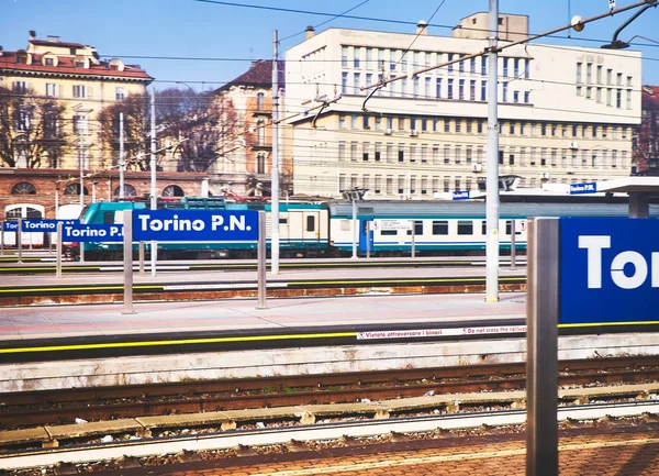 Турин Италия Января 2019 Года Поезд Пересекающий Железнодорожные Вагоны Железнодорожного — стоковое фото