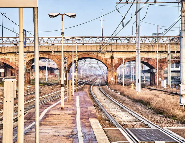 在欧洲火车站 有接点穿越旧砖桥的铁路 — 图库照片