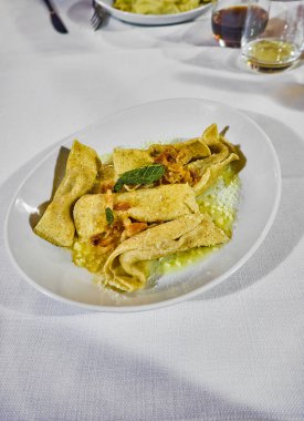 Ev yapımı Scarpinocc peynir ve adaçayı dolgular bir Trattoria bir tablo. Taze doldurulmuş makarna Parre, Bergamo, Lombardy mutfak geleneği tipik. İtalya.