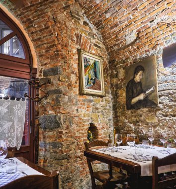 Bergamo, İtalya - 3 Ocak 2019. Tipik bir İtalyan Trattoria yemek odası. Citta Alta, Bergamo, Lombardy, İtalya.