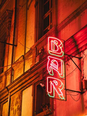 Avrupa bir sokakta geceleri Bar Neon tabela.