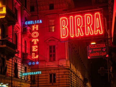 Torino, İtalya - 1 Ocak 2019. Otel, Ristorante, Focacceria ve Birra Neon tabela gece İtalyan bir sokakta. Turin, Piedmont, İtalya.