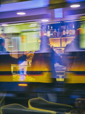 Milan, İtalya - 29 Aralık 2018. Vatandaşların geceleri Milano bir Bar kahve içme. Lombardy, İtalya. Bir tramvay pencere yansıma yoluyla görüntüleme.