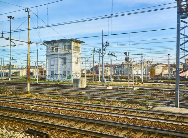 ミラノ イタリア 2018 鉄道のカテナリーによってのミラノ中央駅します ミラノ ロンバルディア州 イタリア 電車の窓から見る — ストック写真