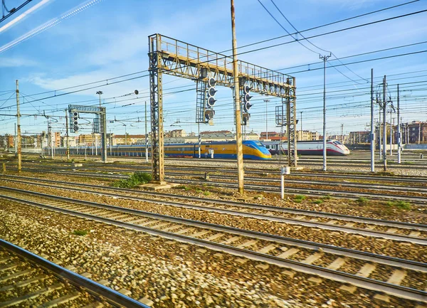 意大利米兰 2018年12月30日 一列火车穿过米兰中央火车站的铁路地铁中心 伦巴第 意大利 透过火车的车窗看风景 — 图库照片